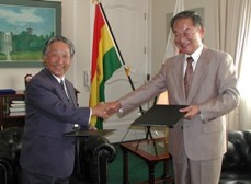 El presidente de la Sociedad Japonesa de La Paz, Shozo Nishi, con el embajador Sasaki