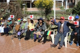 Adultos mayores celebrando entrega