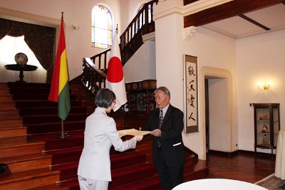 El señor Nagumo recibiendo la certificación