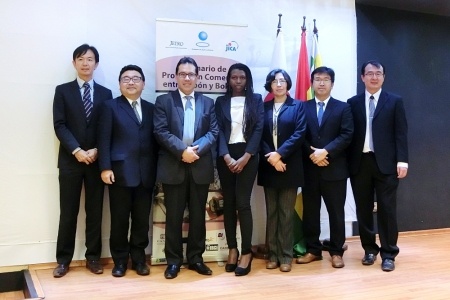 Hajime Tsuboi, Sub Director de JICA Bolivia; Shojiro Kawamura, representante de Mitsubishi Corporation; Ronald Pereira, Nora Gemio y Patricia Améstegui, ex becarios de JICA; Masayuki Fujimoto, Director General de JETRO Lima; y Tatsushi Ryosenan, Consejero de la Embajada del Japón